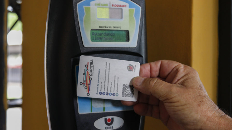 a sua empresa é obrigada a pagar vale-transporte? Imagem com o cartao transporte passando no leitor de Curitiba - contabiliadde em curitiba, contabilidade digital em curitiba